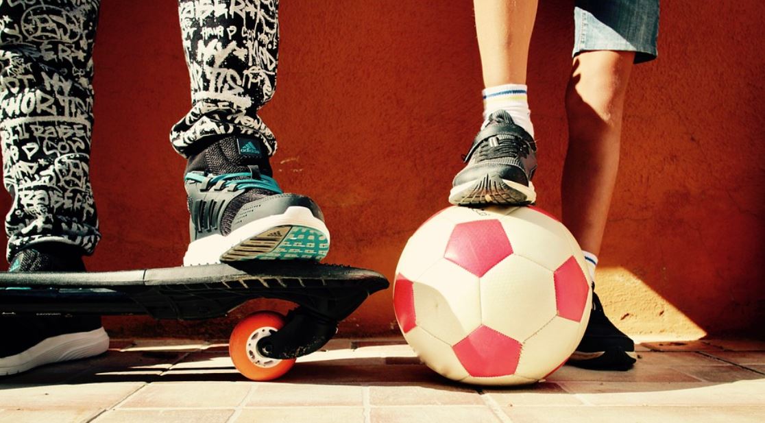 míč a skateboard