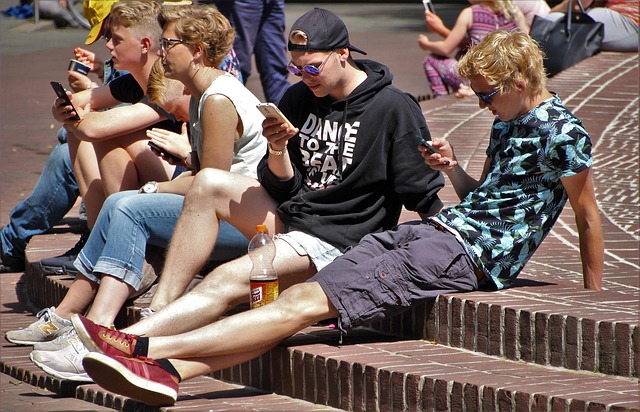 teenageři s mobily